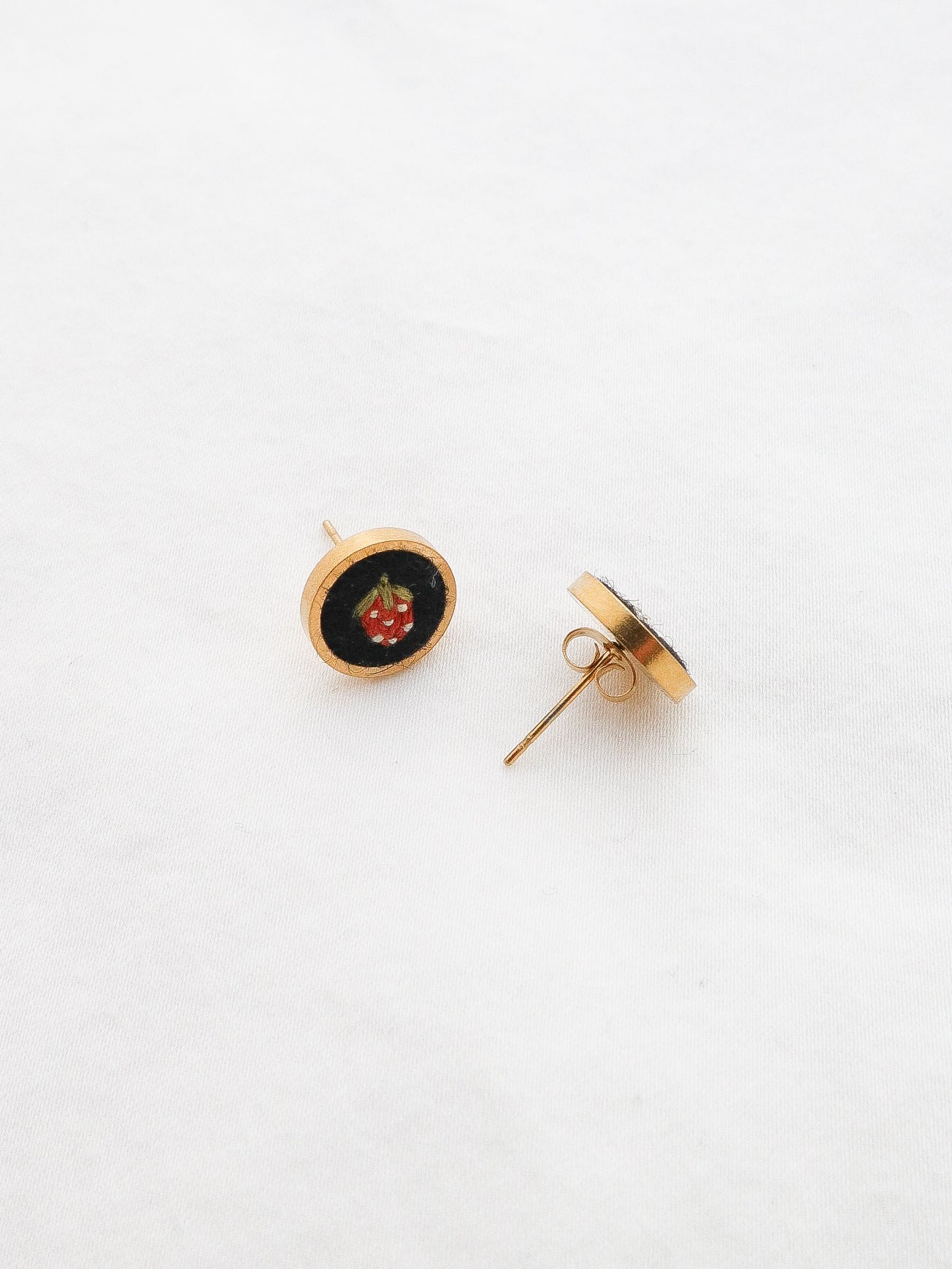 The Strawberry Stud Earrings in Noir